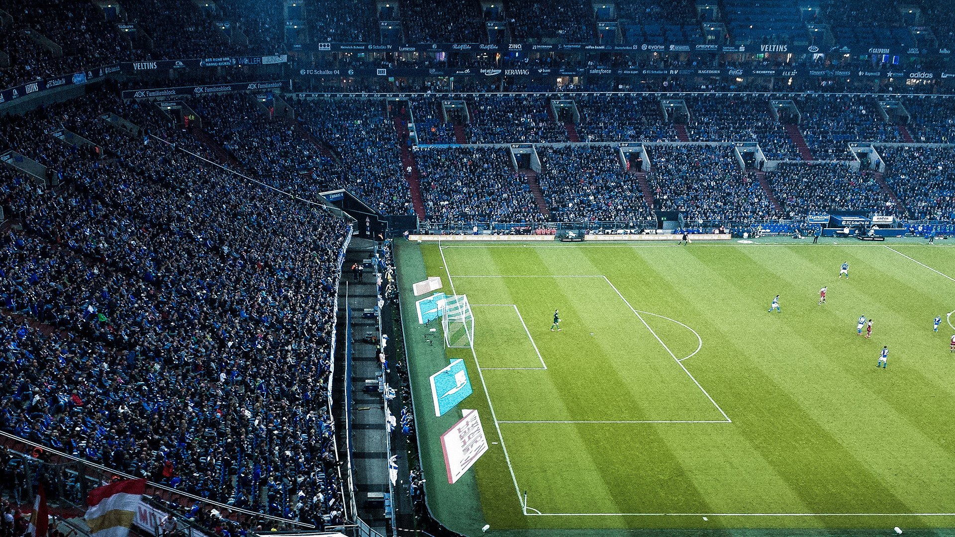 冠军赛赛场燃情时刻剪影引发社交平台热议,冠军时刻百度百科